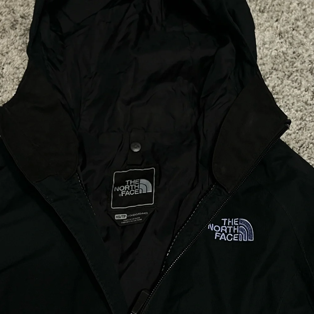 The North Face Women's Black and Blue Jacket - Picture 3 of 3